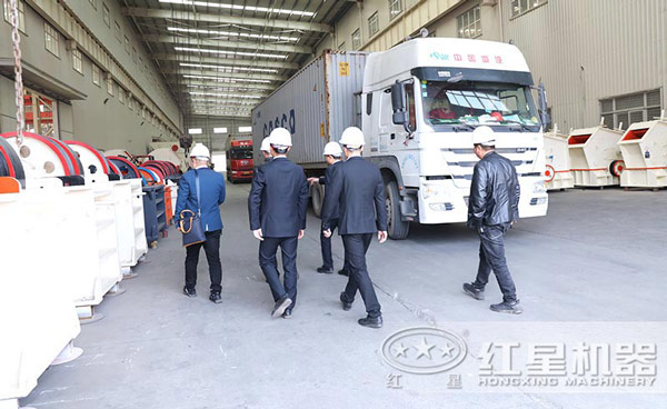 用戶來廠參觀試機環保型石頭破碎機 用戶來廠參觀試機環保型石頭破碎機