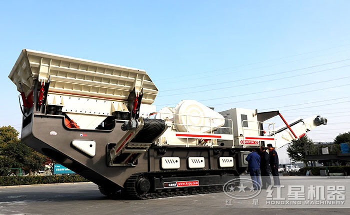 客戶到紅星機(jī)器直銷(xiāo)廠家參觀履帶式建筑垃圾再生石骨料破碎機(jī)
