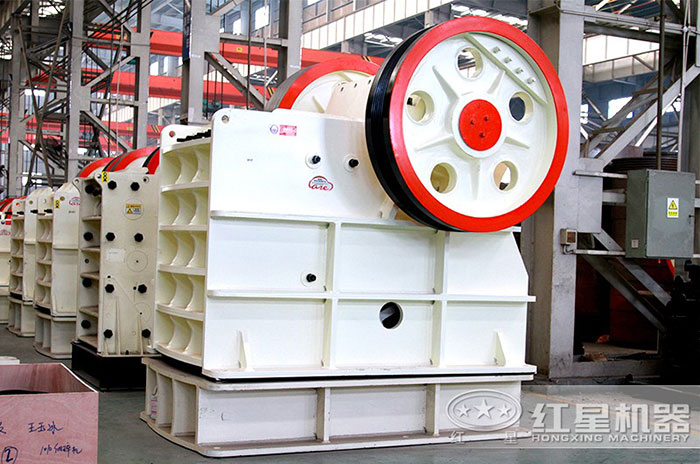 顎式制砂機(jī)車間實(shí)景 顎式制砂機(jī)車間實(shí)景