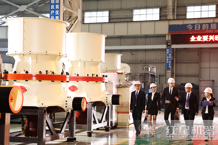 客戶到紅星機器廠區(qū)參觀圓錐打石機 客戶到紅星機器廠區(qū)參觀圓錐打石機