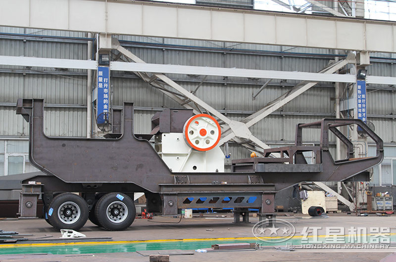 顎式移動破碎機車間安裝現(xiàn)場 顎式移動破碎機車間安裝現(xiàn)場